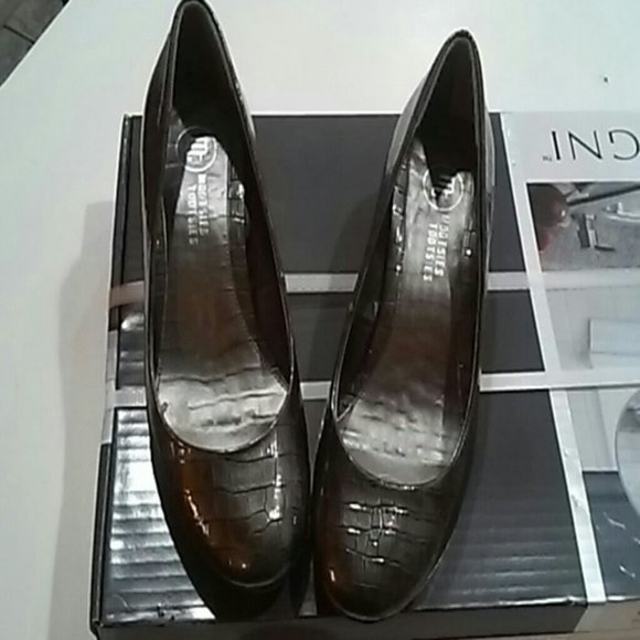 Pumps - Picture 2 of 3